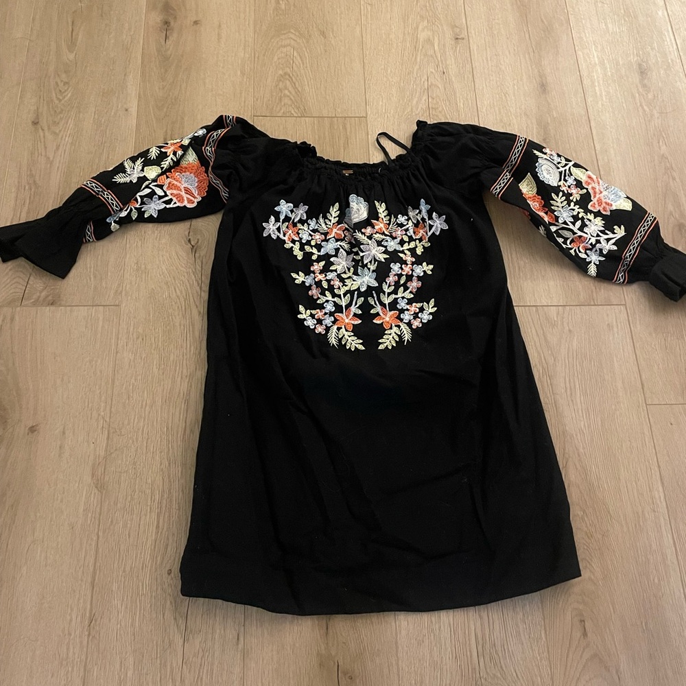 Small free people off the shoulder dress, floral embroidery and detailing!